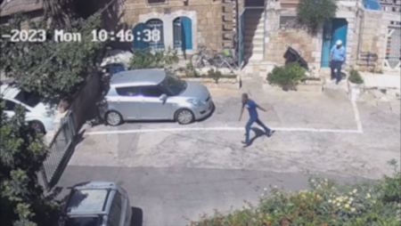 توثيق بالفيديو : اعتقال مقدسي بالاعتداء على مسنين وسرقتهم